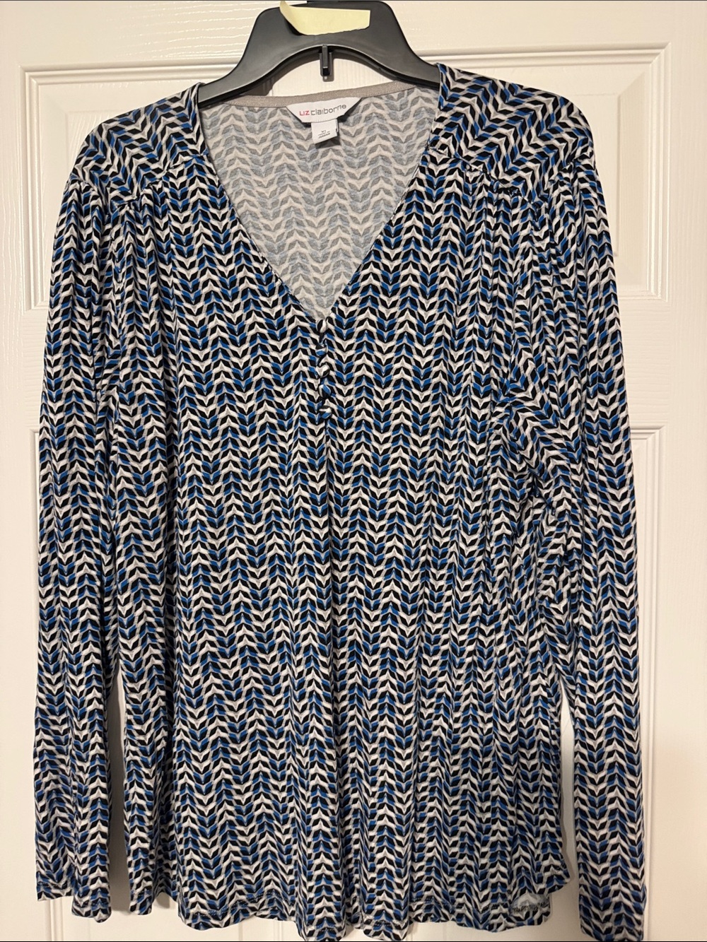 Liz Claiborne Blue and White Chevron V-Neck Sweater
